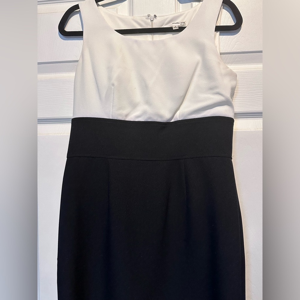 Studio One York Sheath White Dress
Scuba
Sleeveless Zip Black Sz 8